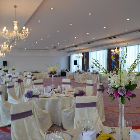 Marshal Garden Hotel Bucureşti Restaurant foto A wedding reception at the InterContinental Budapest