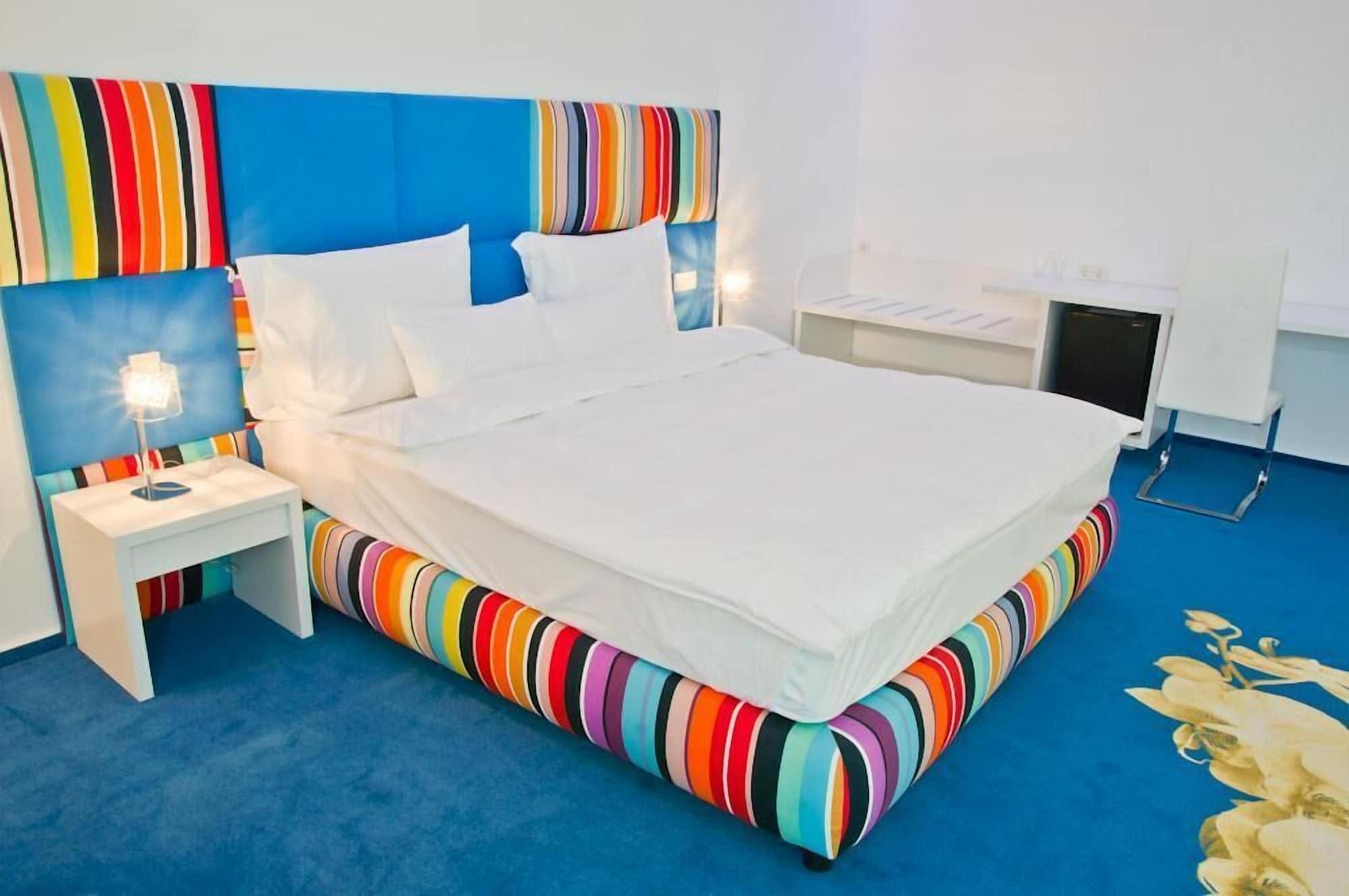 Marshal Garden Hotel Bucureşti Exterior foto A room at the hotel
