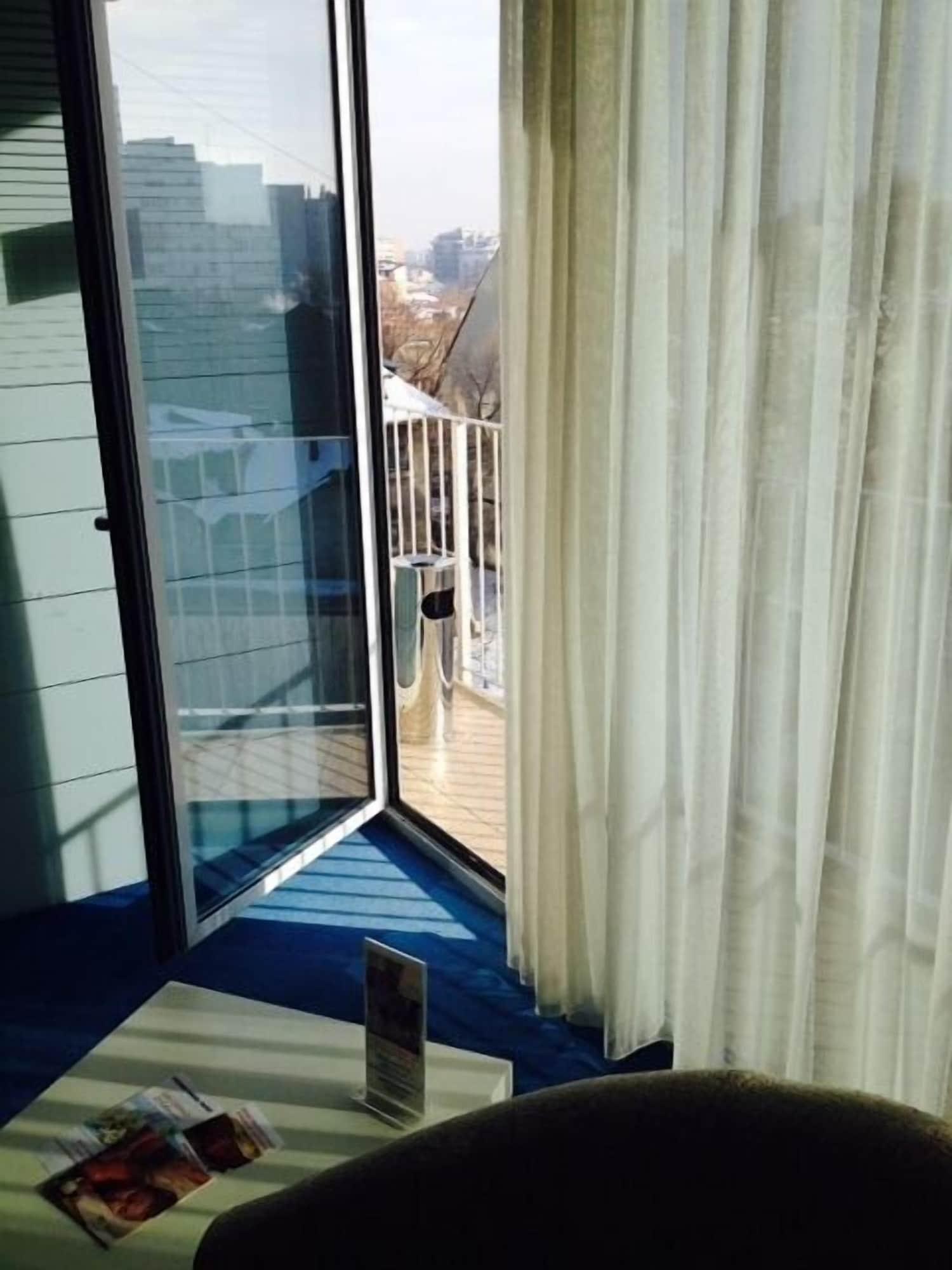 Marshal Garden Hotel Bucureşti Exterior foto A balcony on a cruise ship
