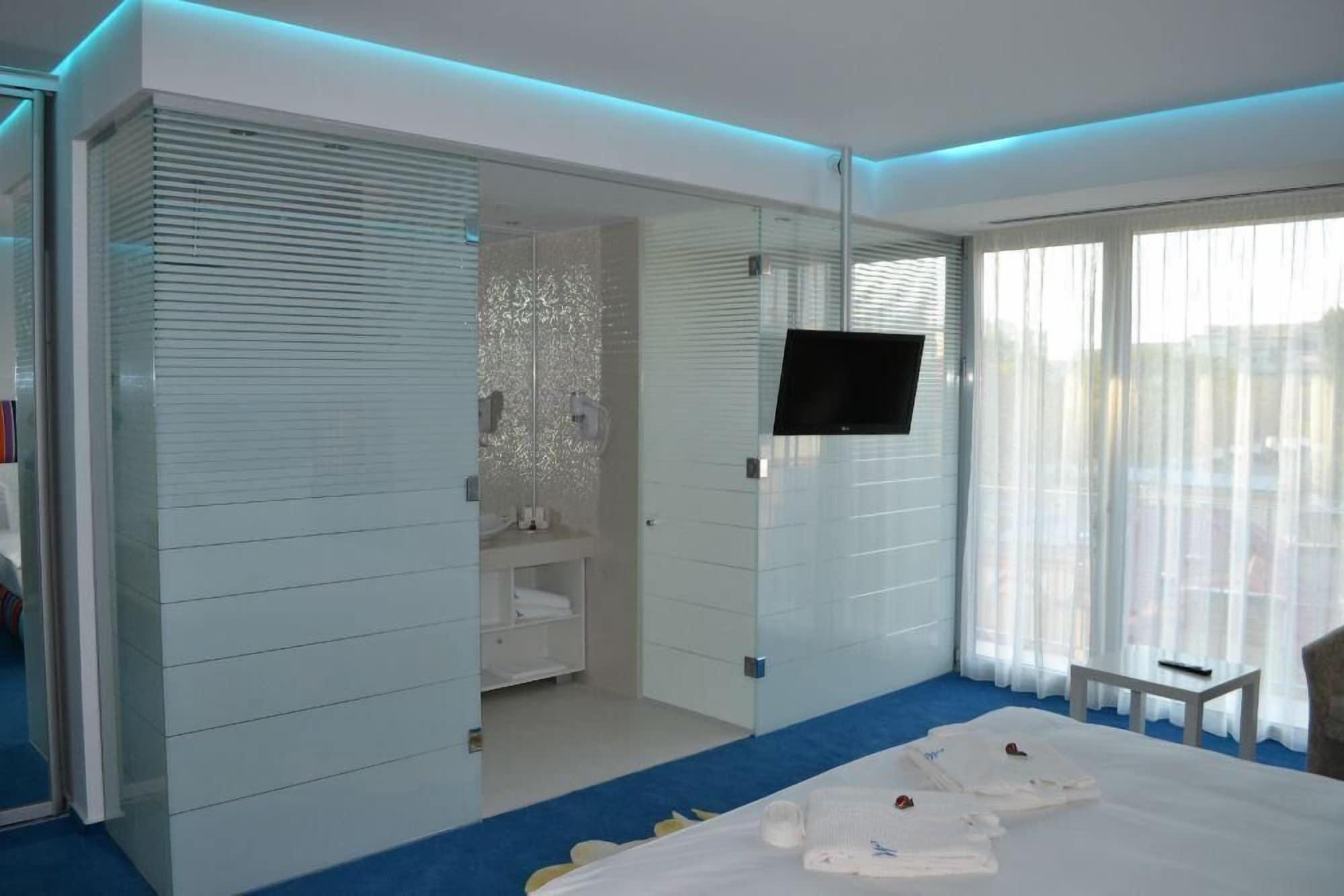Marshal Garden Hotel Bucureşti Exterior foto A glass shower enclosure
