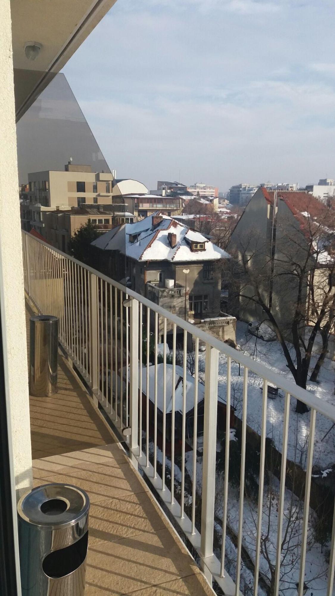 Marshal Garden Hotel Bucureşti Exterior foto A balcony in Vienna