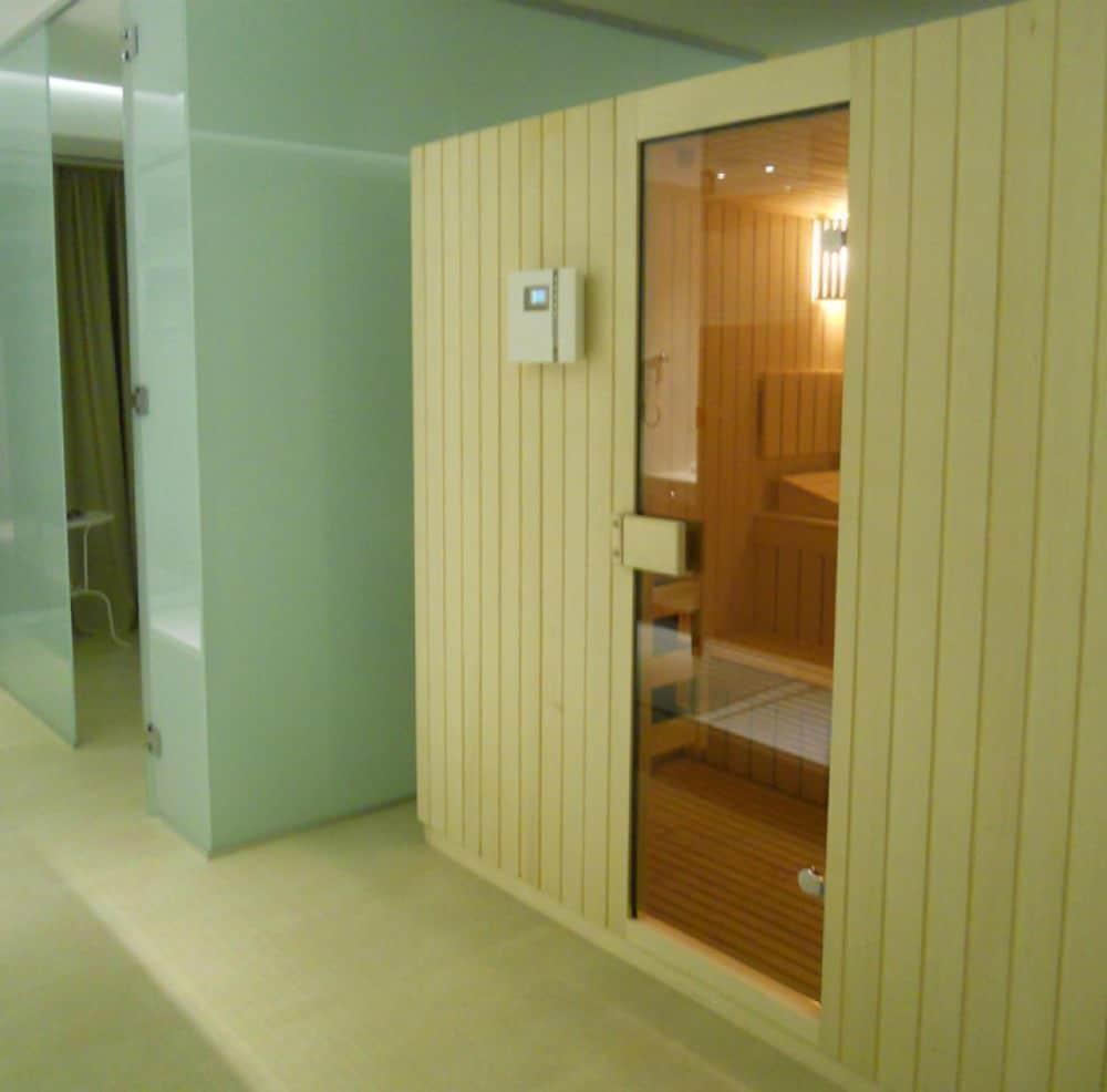 Marshal Garden Hotel Bucureşti Exterior foto A modern Finnish sauna