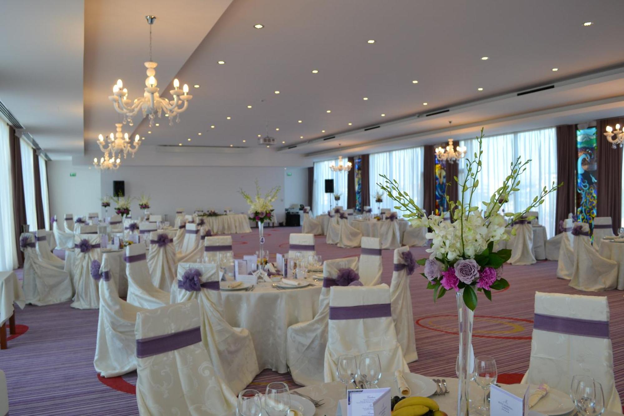 Marshal Garden Hotel Bucureşti Restaurant foto A wedding reception at the InterContinental Budapest