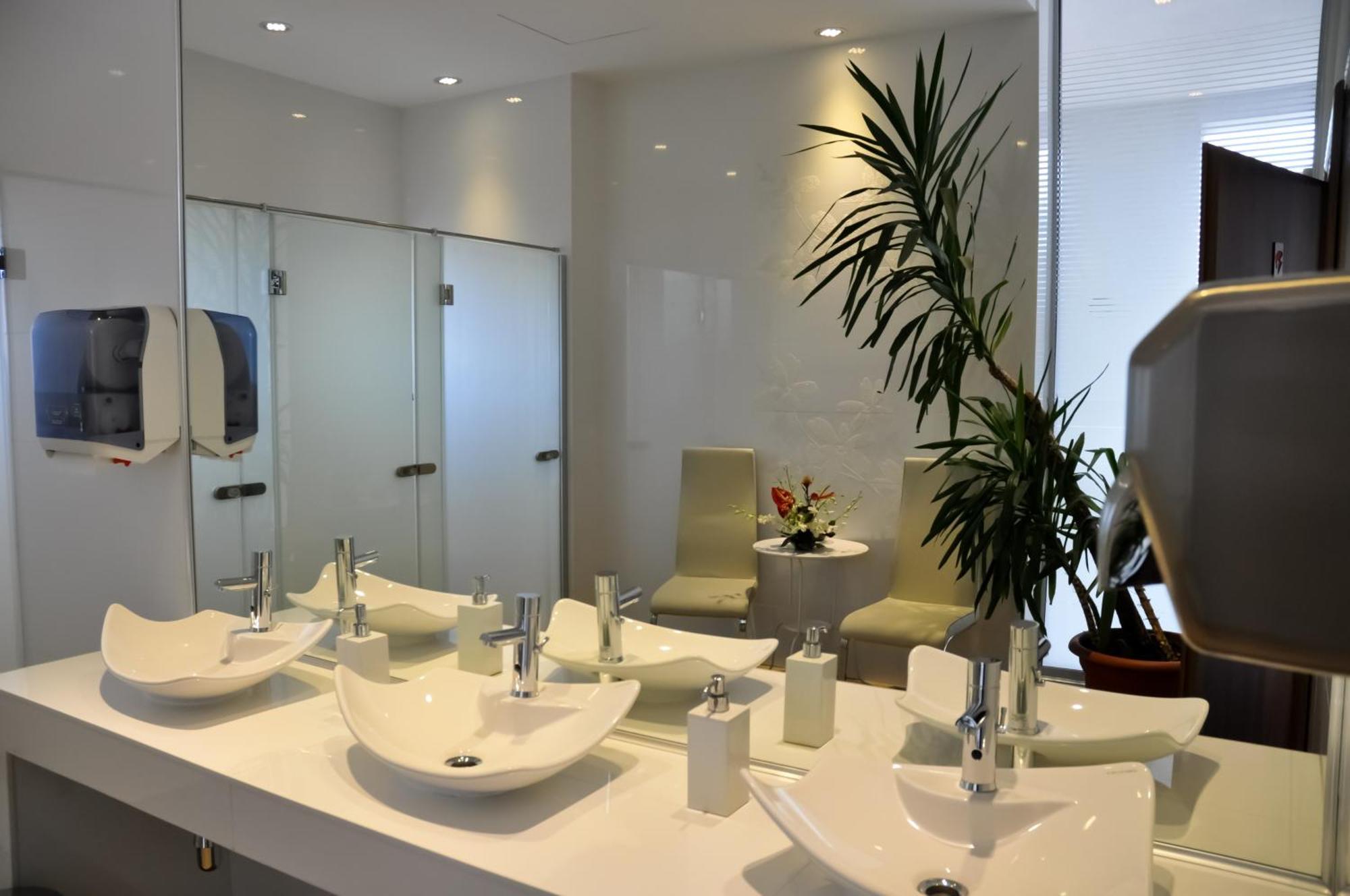 Marshal Garden Hotel Bucureşti Exterior foto A modern bathroom