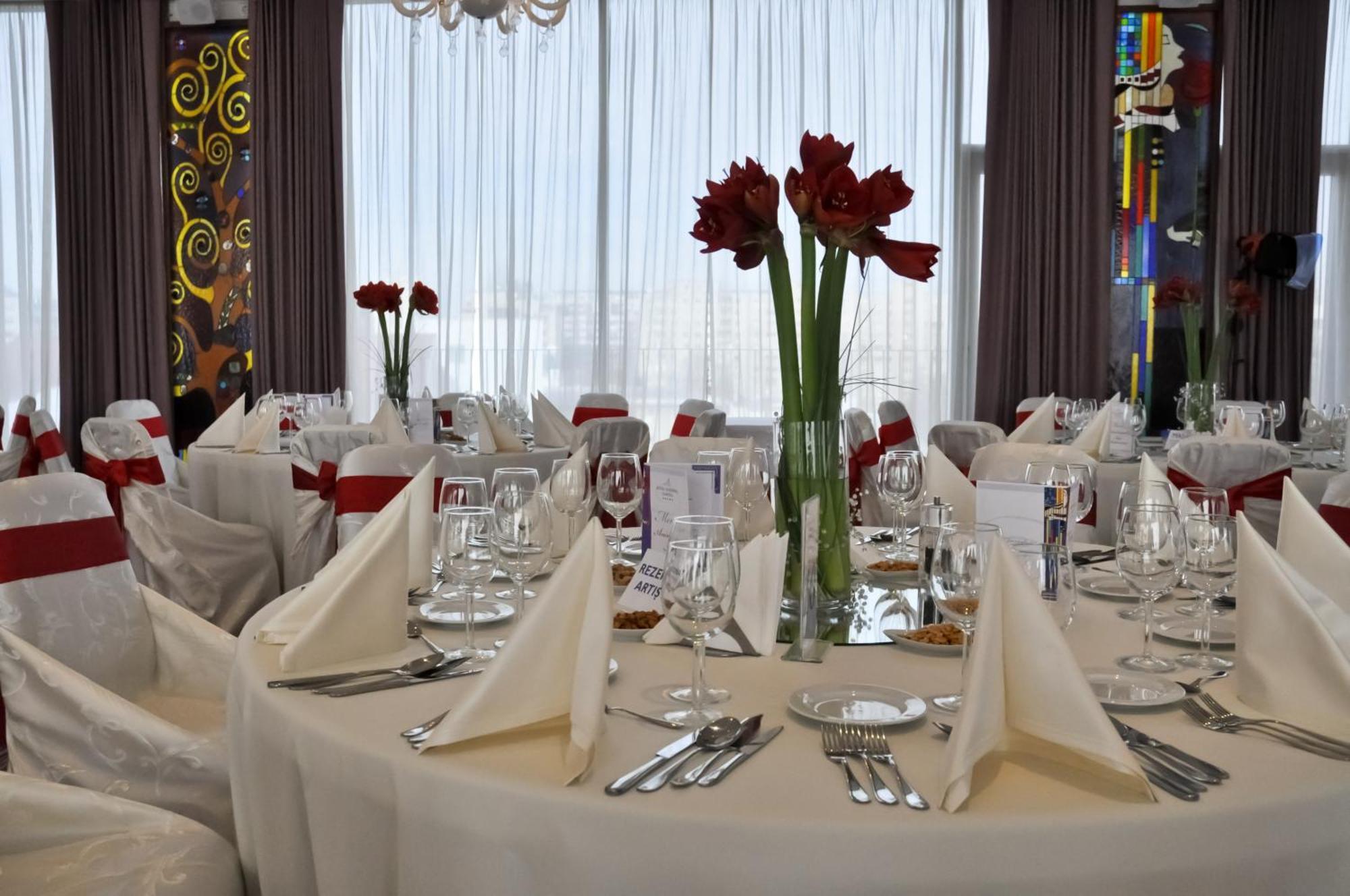 Marshal Garden Hotel Bucureşti Exterior foto A table set for a formal dinner