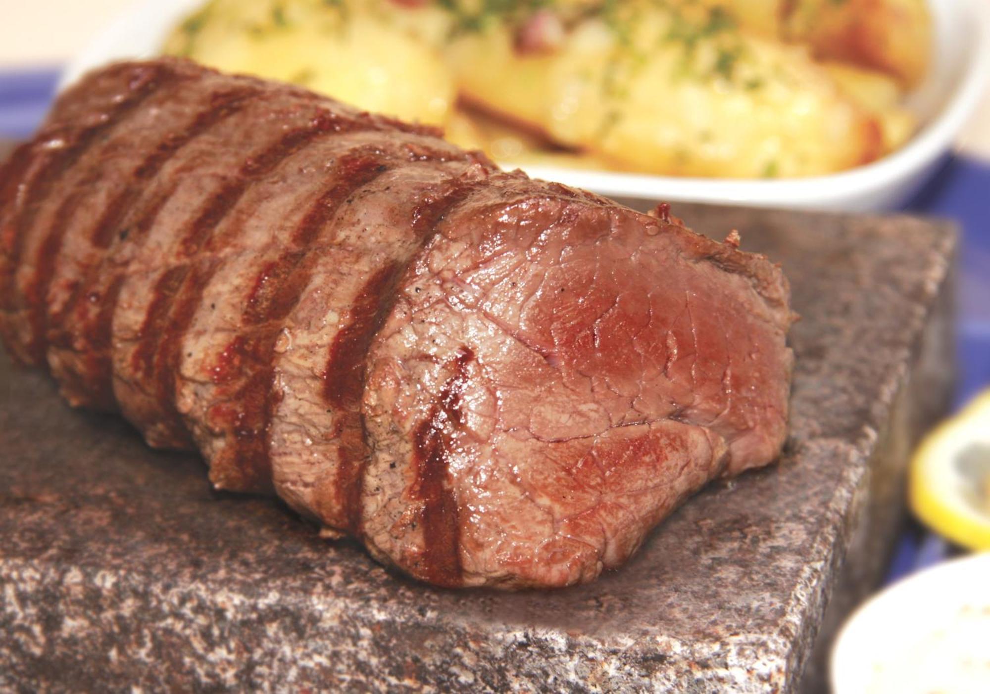 Marshal Garden Hotel Bucureşti Exterior foto A steak cooked on a hot stone