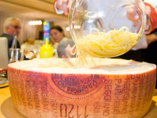 Marshal Garden Hotel Bucureşti Exterior foto Parmigiano-Reggiano being grated