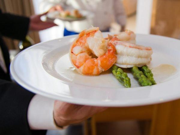 Marshal Garden Hotel Bucureşti Exterior foto A waiter serving a plate of food