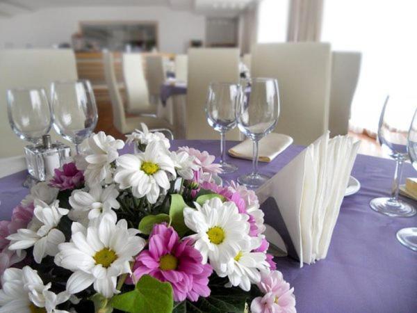 Marshal Garden Hotel Bucureşti Exterior foto A table set for a wedding reception