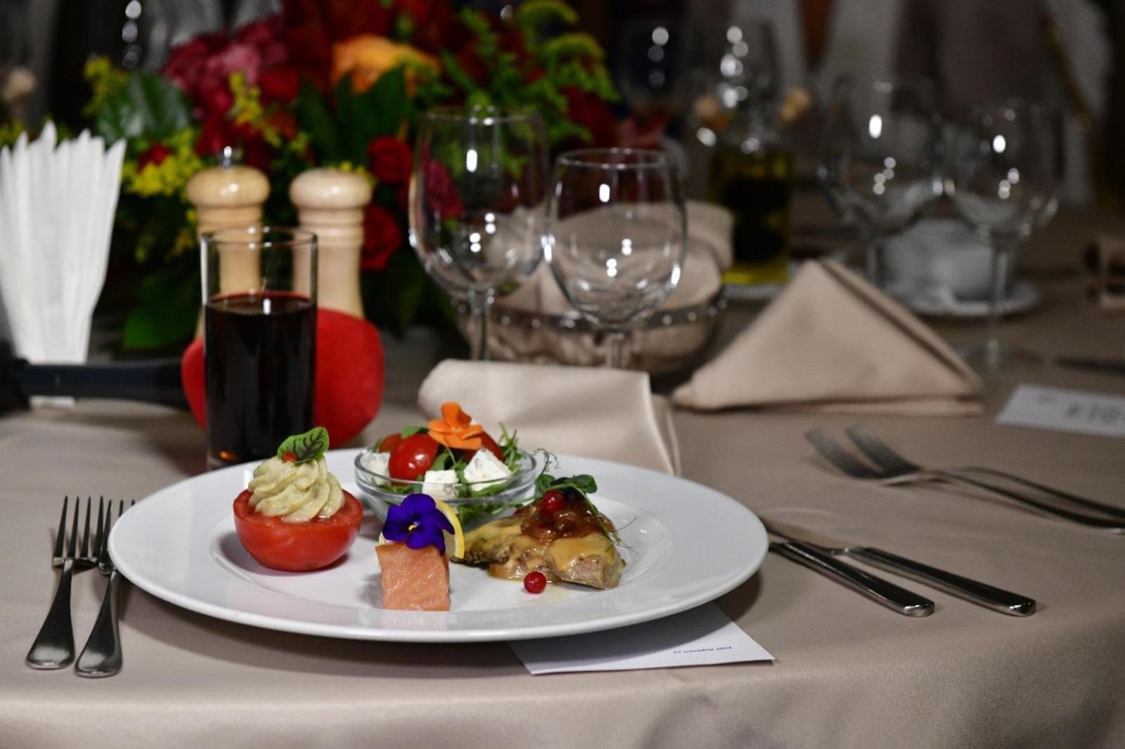 Marshal Garden Hotel Bucureşti Exterior foto A meal at the restaurant