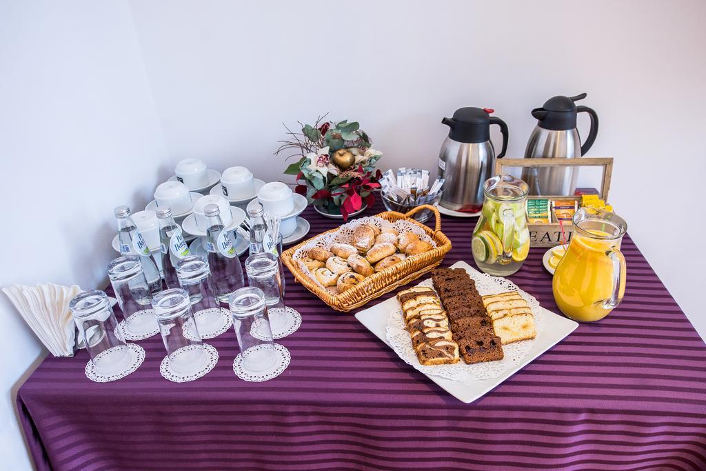 Marshal Garden Hotel Bucureşti Exterior foto A typical continental breakfast