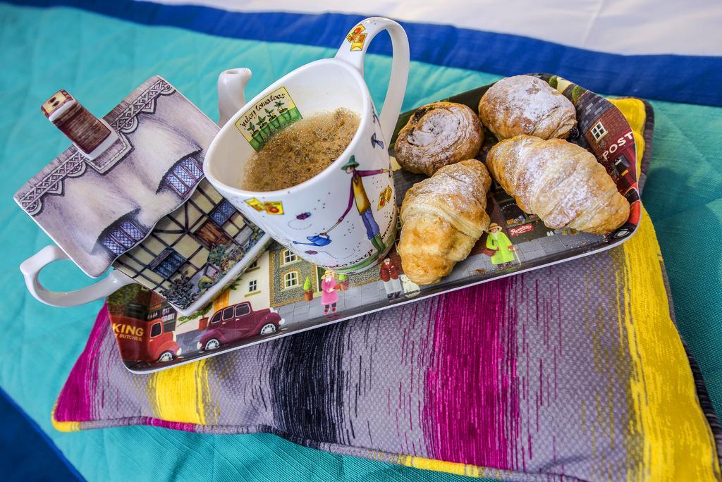 Marshal Garden Hotel Bucureşti Exterior foto A cup of tea with a selection of pastries