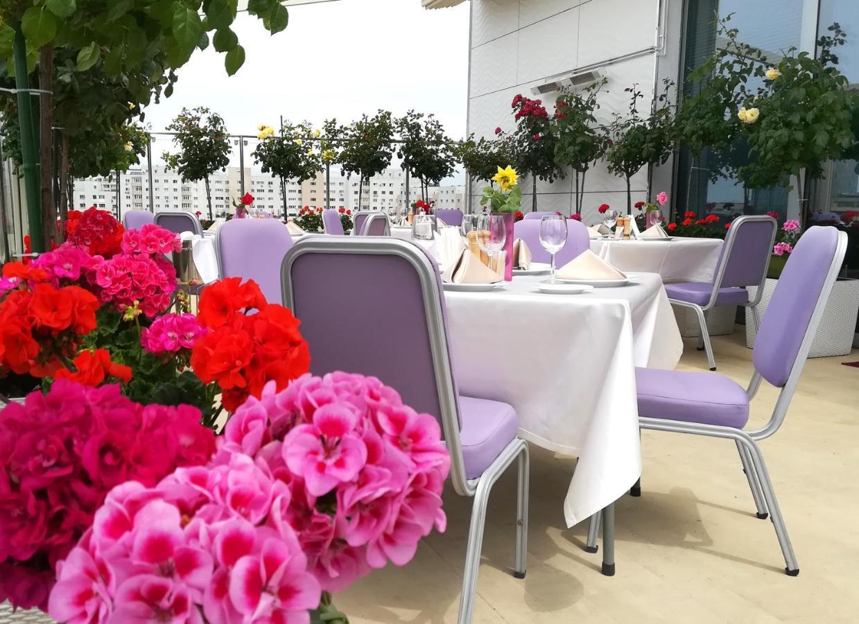 Marshal Garden Hotel Bucureşti Exterior foto The terrace of the restaurant