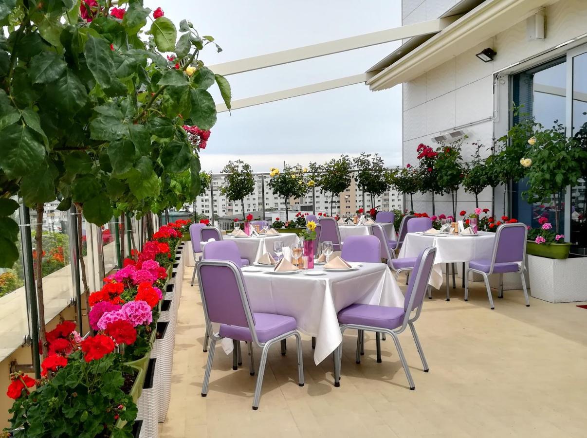 Marshal Garden Hotel Bucureşti Exterior foto The terrace of the restaurant