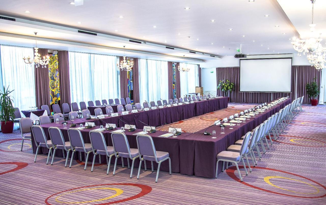 Marshal Garden Hotel Bucureşti Exterior foto A meeting room