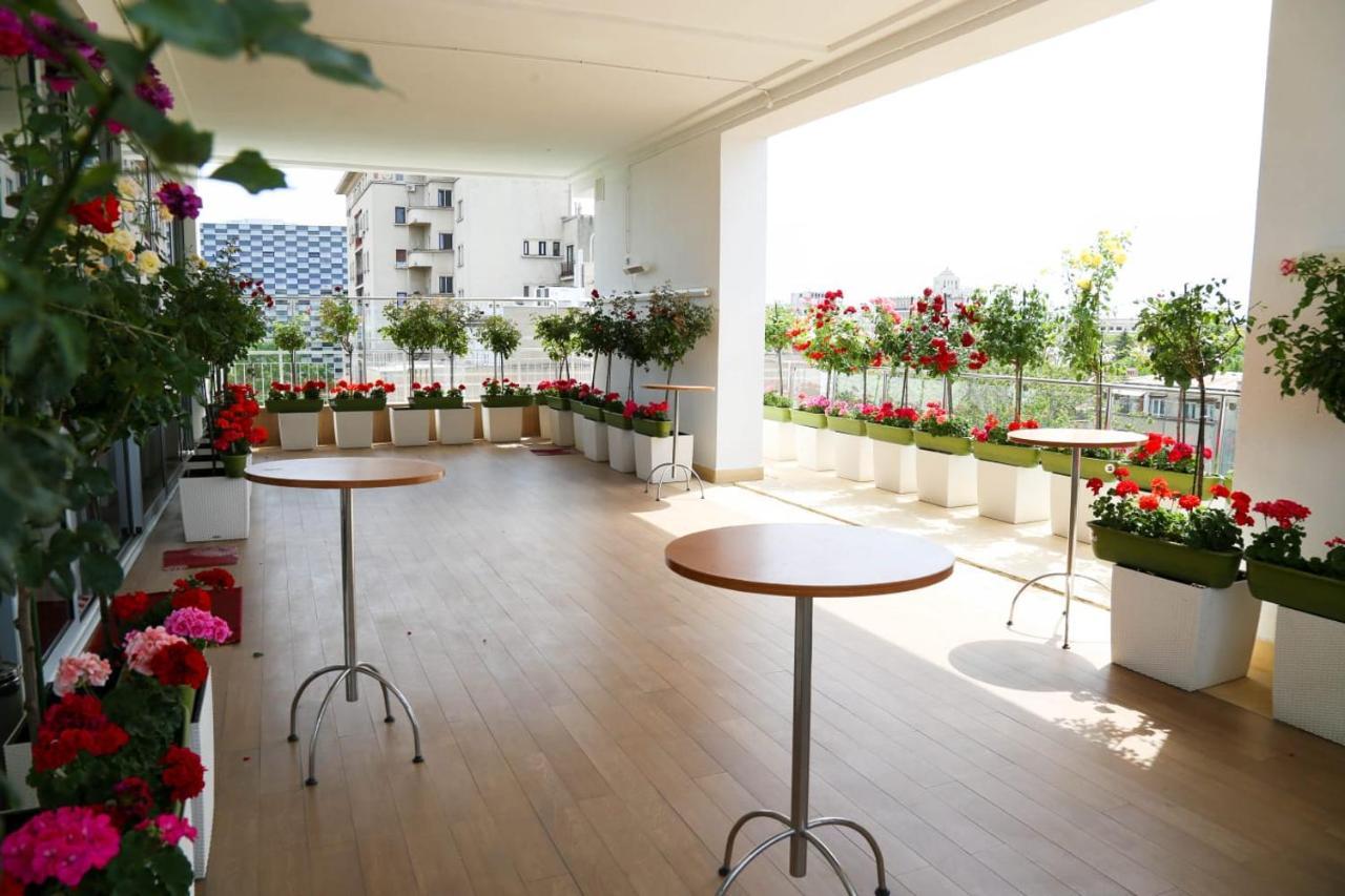 Marshal Garden Hotel Bucureşti Exterior foto The balcony of the 101st floor